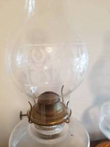 lot 128 image: Pretty Vintage Oil Lamps