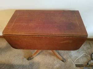 lot 112 image: Beautiful Vintage Drop Leaf Table