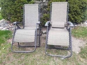 lot 100 image: Pair of Ultra-Commfortable Patio Loungers