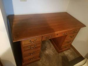 lot 47 image: Classic Oak Writing Desk