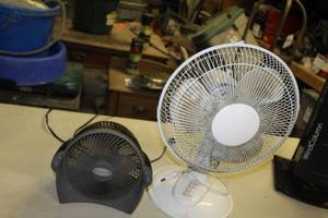 lot 63 image: Lot of (2) Table Fans    with 3-speed 11, FeatureComforts 6