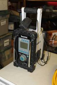 lot 75 image: Makita 9.6-24V Cordless Work Radio BMR100