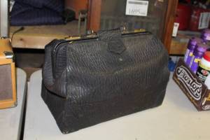 lot 93 image: Vintage Leather Carry Bag 17Lx10Wx12H