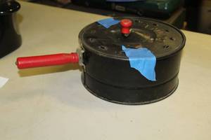 lot 107 image: Vintage E-Z Corn Popper Popcorn Pan