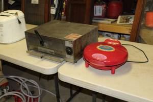 lot 110 image: Lot of (2) Kitchen Appliances    with Pizza Oven, Santa Fe Quesadilla Maker