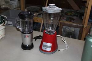 lot 114 image: Lot of (2) Kitchen Appliances    with Oster Blender, Magic Bullet Food Processor