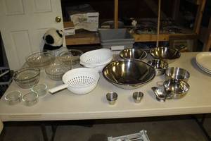 lot 142 image: Lot of (Approximately 32) Kitchenwares    with Stainless Steel Mixing Bowls, Glass Mixing Bowls, Strainers