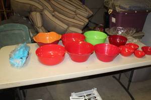 lot 143 image: Lot of (Approximately 16) Kitchenwares    with Plastic Bowls, Ice Cube Trays