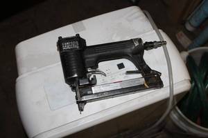 lot 203 image: Campbell-Hausfeld Pneumatic Crown Stapler SN258K00AV  14   50-100PSI 18GA