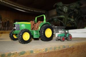 lot 219 image: Lot of (2) John Deere Metal Collectible Tractors