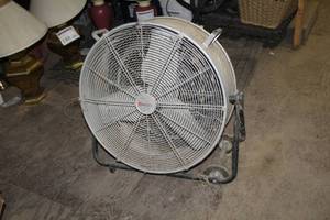 lot 52 image: UtiliTech Floor Fan 24   1 Phase