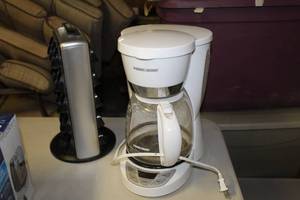 lot 127 image: Black & Decker Coffee Pot   12 cup  with Keurig Coffee Rack