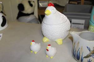 lot 136 image: Ceramic Chicken Cookie Jar 10H    with Matching Salt & Pepper Shakers