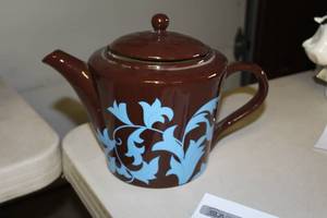 lot 134 image: Ceramic Tea Pot 8H