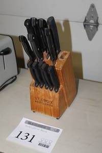 lot 131 image: St. Croix Cuttlery Knife Set 12-piece    with Wood Knife Block