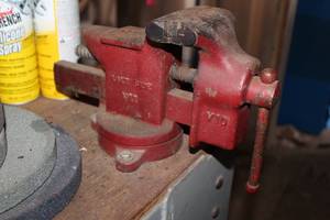 lot 301 image: Lake Side Bench Vise V11V10