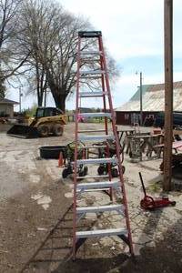 lot 6 image: Werner Step Ladder Orange 10H   300 lbs