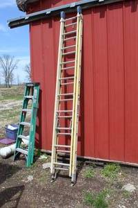 lot 7 image: Louisville Extension Ladder L-3121-20 Yellow 20H   250 lbs
