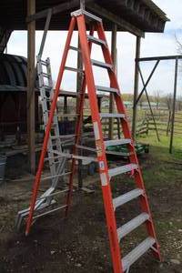lot 10 image: Werner Electro-Master Non-Conductive Fiberglass Step Ladder 7410 Orange 10H   300 lbs