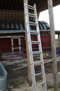 lot 14 image: Aluminum Extension Ladder 20H