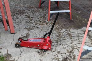 lot 26 image: Torin Big Red Service Jack   3.5 Ton