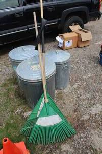 lot 29 image: Lot of (2) Plastic Leaf Rakes