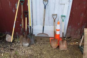 lot 31 image: Lot of (7) Yard Tools    with Shovels, Spades, Hoe, Pitch Fork