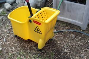 lot 314 image: Rubbermaid Plastic Mop Bucket with Squeegee