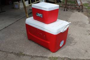 lot 316 image: Lot of (2) Igloo Plastic Coolers    with 48 Qt Chest, 9 Qt Personal