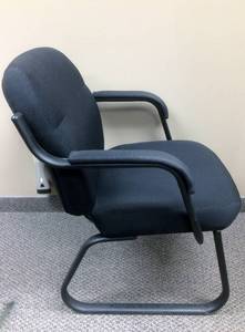 lot 4 image: MSRP $500 Very Comfortable Office Waiting Room Guest Side Upholstered Arms Sled Base Reception Room chair, GLOBAL COMMERCE ARMCHAIR #4735 Great Condition