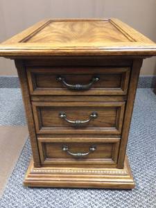 lot 25 image: Hammary Furniture Wood 3 Drawer End Table Or File Cabinet - Great Condition