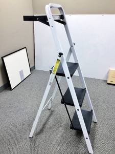 lot 74 image: Tricam Industries 3 Step ladder, Great Hobbyist Ladder