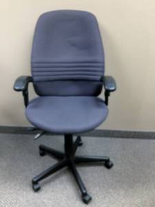 lot 86 image: This Fantastic Chair Has Adjustable Everything Harvard Interiors Mfg Executive Office Ergonomic Computer Desktop Armchair With Height Adjustable Seat & Arms Great Working Condition - Minor Wear