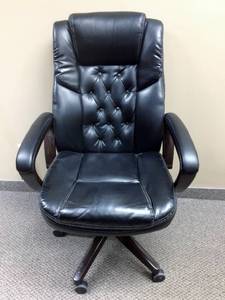 lot 87 image: MSRP $1200 For The Big & Tall Guy In Your Life Luxurious Leather&nbspExecutive Office Ergonomic Adjustable Seat Armchair Tufted Back Ultra Comfort & Style Great Condition