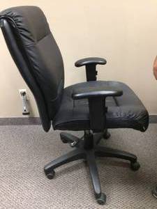 lot 100 image: Executive Office Ergonomic Computer Desktop Armchair With Height Adjustable Seat & Arms Great Working Condition - Minor Wear