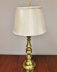 lot 103 image: Beautiful Brass Lamp & Shade         &nbspIn Working Condition