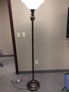 lot 106 image: Elegant Floor Light Lamp   &nbspIn Working Condition