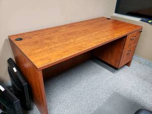 lot 23 image: MSRP $1200 High Quality HON Executive Office Mahogany Finish Single Right Pedestal Oversized Desk Locking With Key - Excellent Condition Contents Not Included