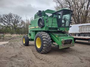 lot 4 image: John Deere 6620 Titan II Combine, 6...