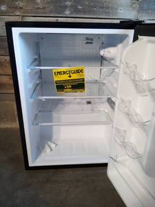lot 31 image: Insignia - 2.6 Cu. Ft. Mini Fridge - Black