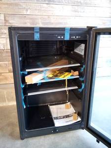 lot 39 image: Frigidaire - 138-Can Beverage Center - Stainless steel
