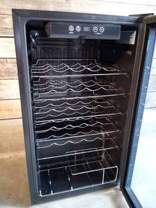 lot 4 image: Insignia - 29-Bottle Wine Cooler - Stainless steel