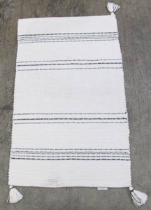 Threshold 20 in x 35 in White Black Area Rug