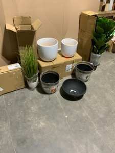 lot 44 image: ASSORTED ARTIFICIAL PLANTS AND PLANTING POTS. VARIOUS KINDS AND CONDITIONS. SEE PICTURES