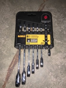 DEWALT RATCHETING METRIC COMBINATION WRENCH SET (8-PIECE). SEE PICTURES