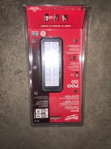 MILWAUKEE M12 ROVER 12-VOLT LITHIUM-ION SERVICE AND REPAIR 700 LUMENS FLOOD LIGHT WITH USB CHARGING. SEE PICTURES