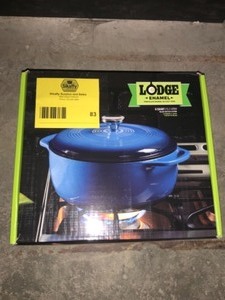 LODGE ENAMELWARE 6 QT. ROUND CAST IRON DUTCH OVEN IN BLUE WITH LID. SEE PICTURES