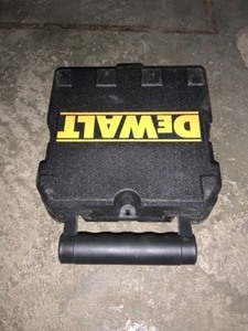 DEWALT 165 FT. RED SELF-LEVELING 5-SPOT & HORIZONTAL LINE LASER LEVEL WITH (3) AA BATTERIES & CASE. SEE PICTURES