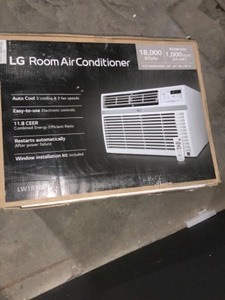 LG ELECTRONICS 18,000 BTU 230208-VOLT WINDOW AIR CONDITIONER WITH REMOTE AND ENERGY STAR IN WHITE. SEE PICTURES