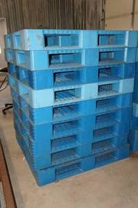 lot 11 image: 9 Plastic Pallets
